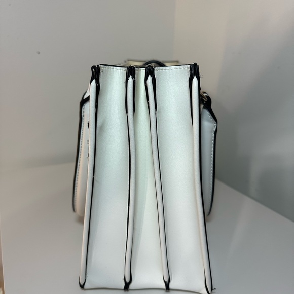 Guess crocodile print handbag. - Picture 5 of 5